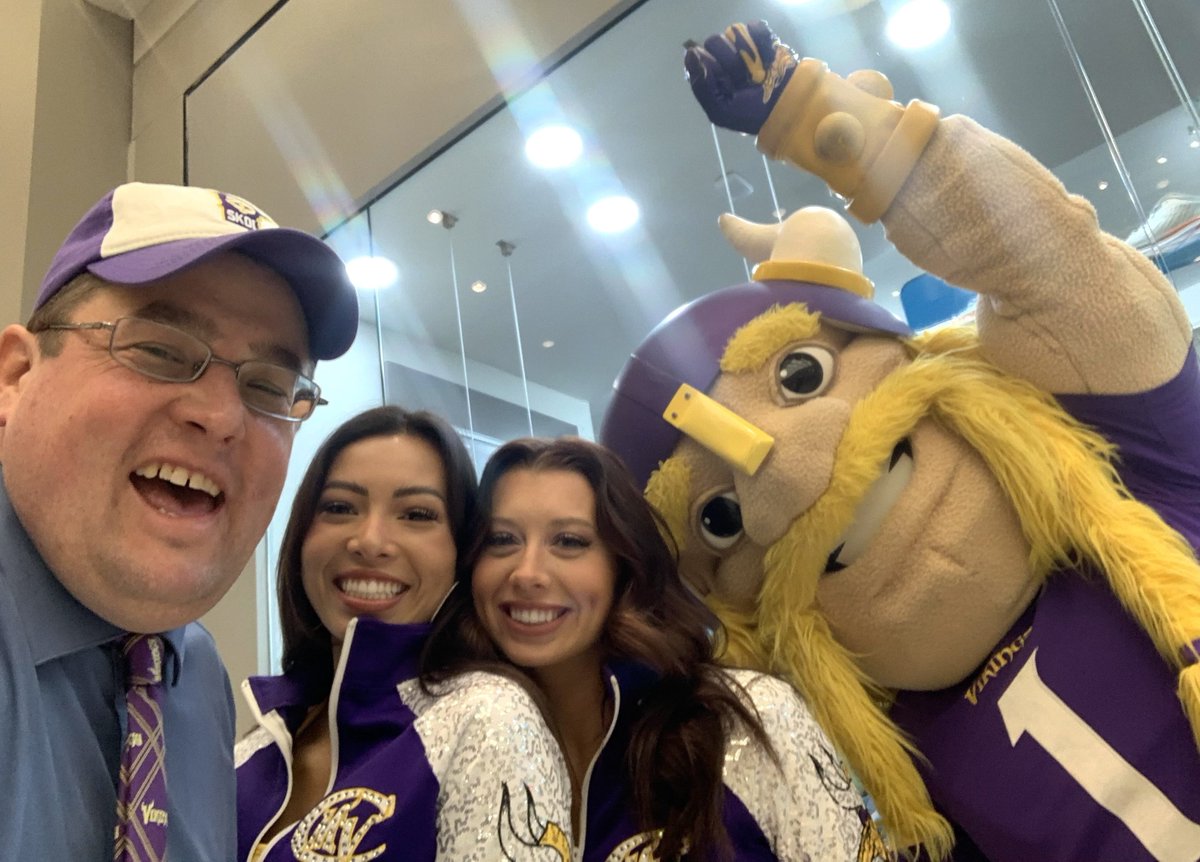 Wenthold's tweet image. So cool to meet #Skol @Vikings 🏈 @CJHam28 at @MallofAmerica @TradehomeShoes! Plus @ViktorTheViking &amp;amp; #MVC2022 Cheerleaders too, but most importantly is the time, talent &amp;amp; treasure for the #TradeAtHomeGiveAtHome philanthropy! #PayItForward ➡️