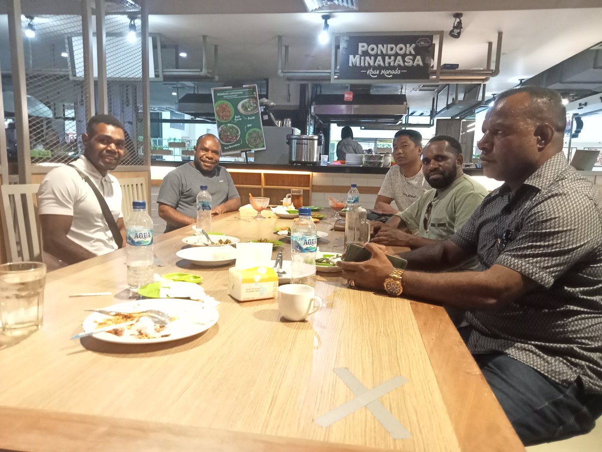 Bersama Wakil Bupati kabupaten Tolikara bersama ketua DPRD &amp; ketua komisi A beserta rombongan.