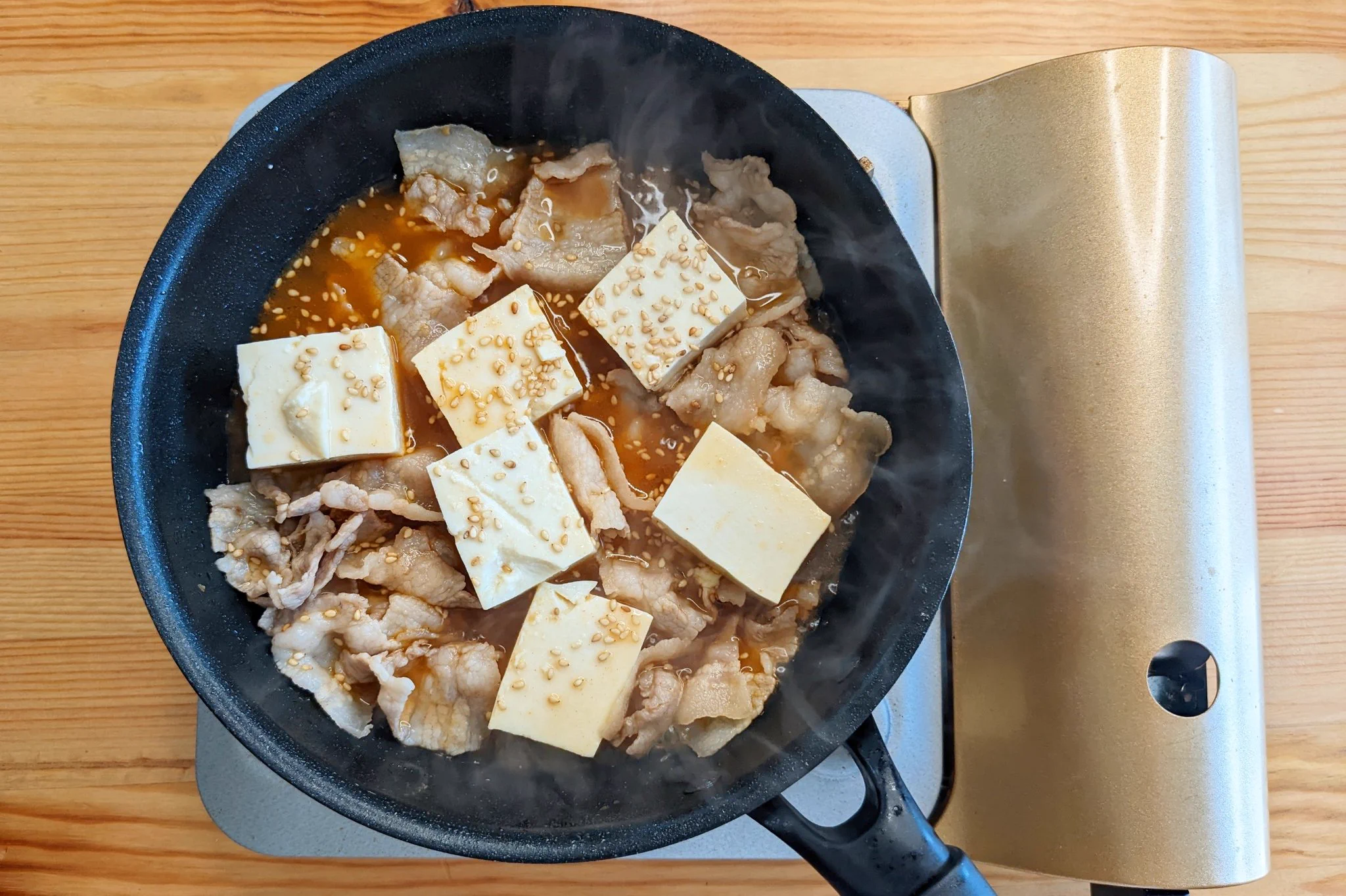 温かいうちにどうぞ！ほっこり「豚バラネギ豆腐」。