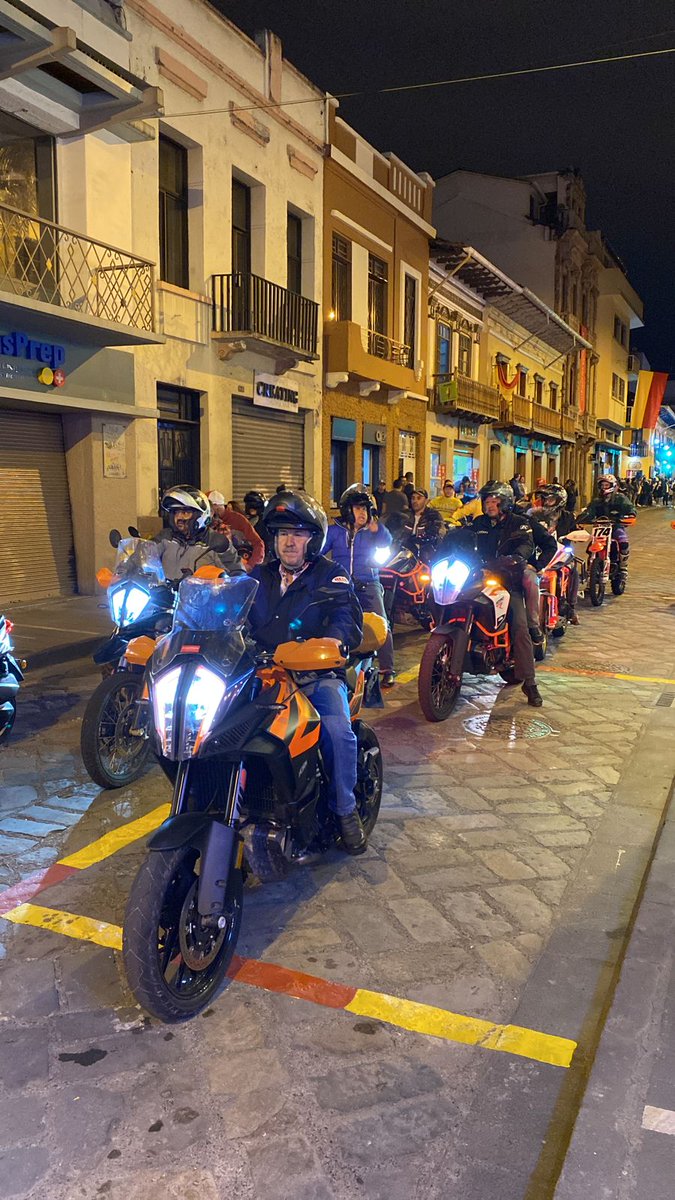 emac_ep's tweet photo. Participamos en el pregón de las fiestas de Cuenca; Cuna de Campeones, junto a las glorias del deporte desfilando por las principales calles de la ciudad.♥️💛

@pedropalaciosu 
@juanfermv82 https://t.co/FmFq4xopoL
