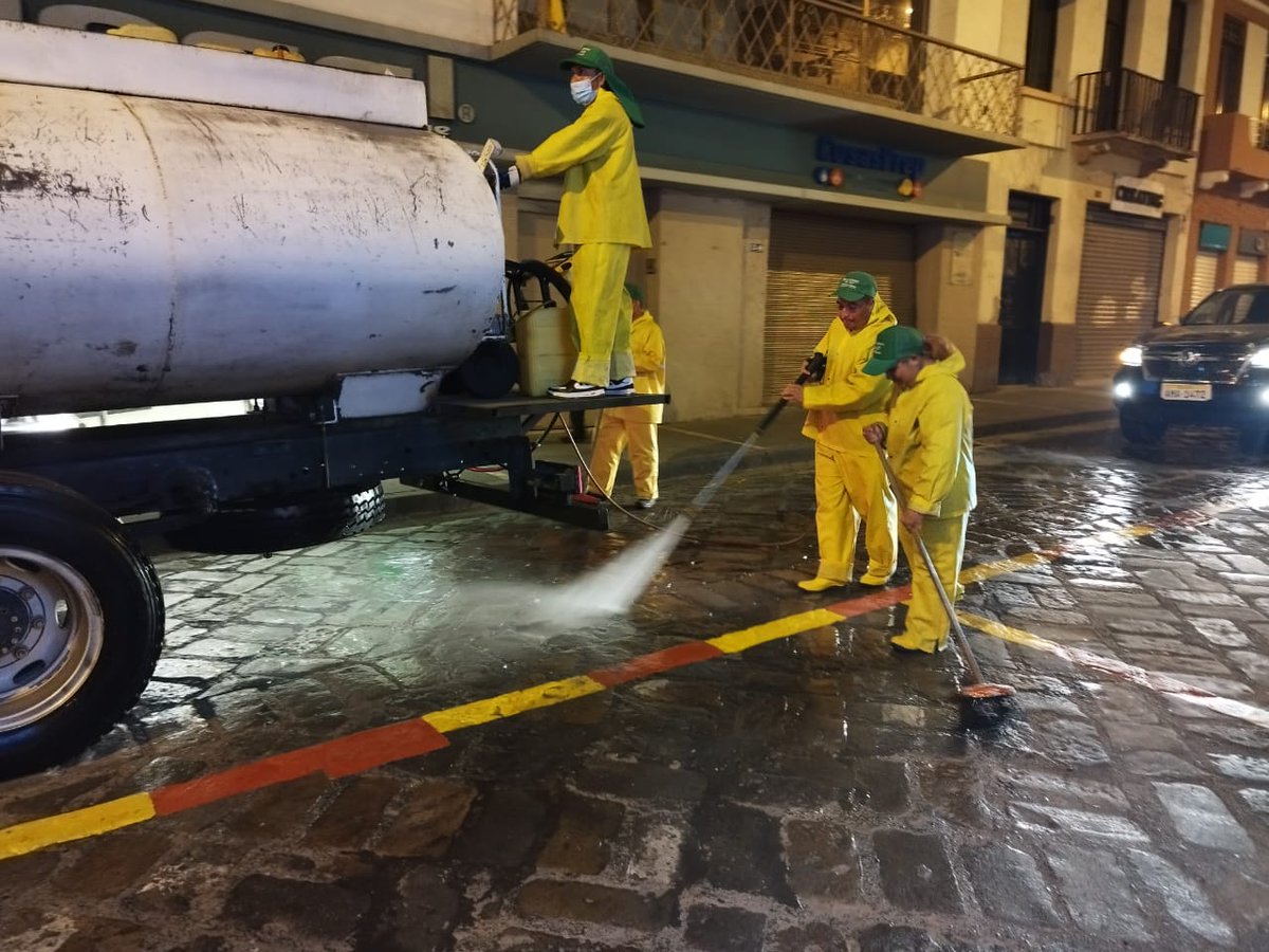 emac_ep's tweet photo. Durante el desfile, nuestro contingente se activa una vez más, a fin de mantenerte un #CuencaChua, limpia, verde y saludable.

¡Que viva Cuenca!♥️💛 https://t.co/MSAoibkVG6