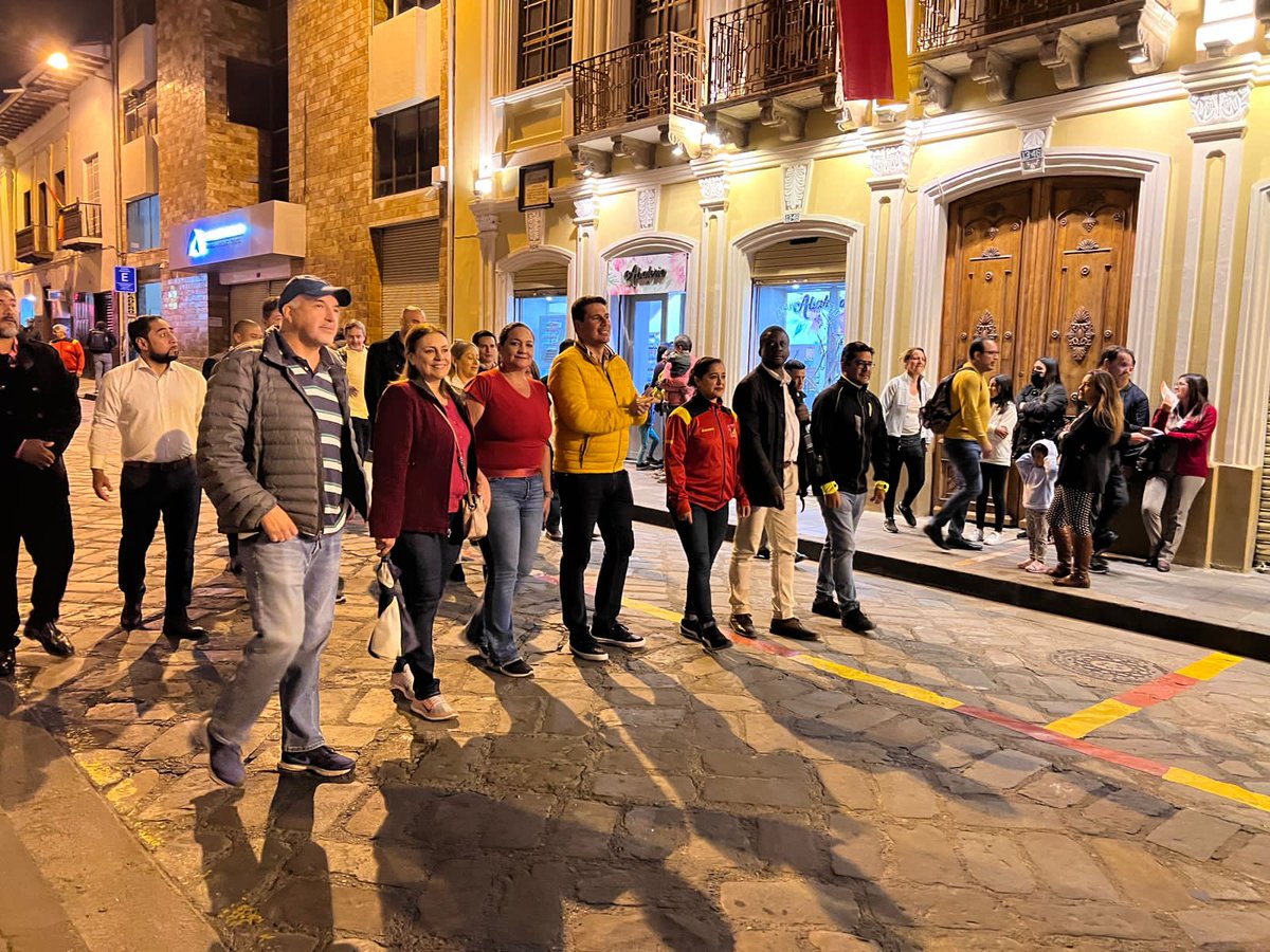 emac_ep's tweet photo. Participamos en el pregón de las fiestas de Cuenca; Cuna de Campeones, junto a las glorias del deporte desfilando por las principales calles de la ciudad.♥️💛

@pedropalaciosu 
@juanfermv82 https://t.co/FmFq4xopoL