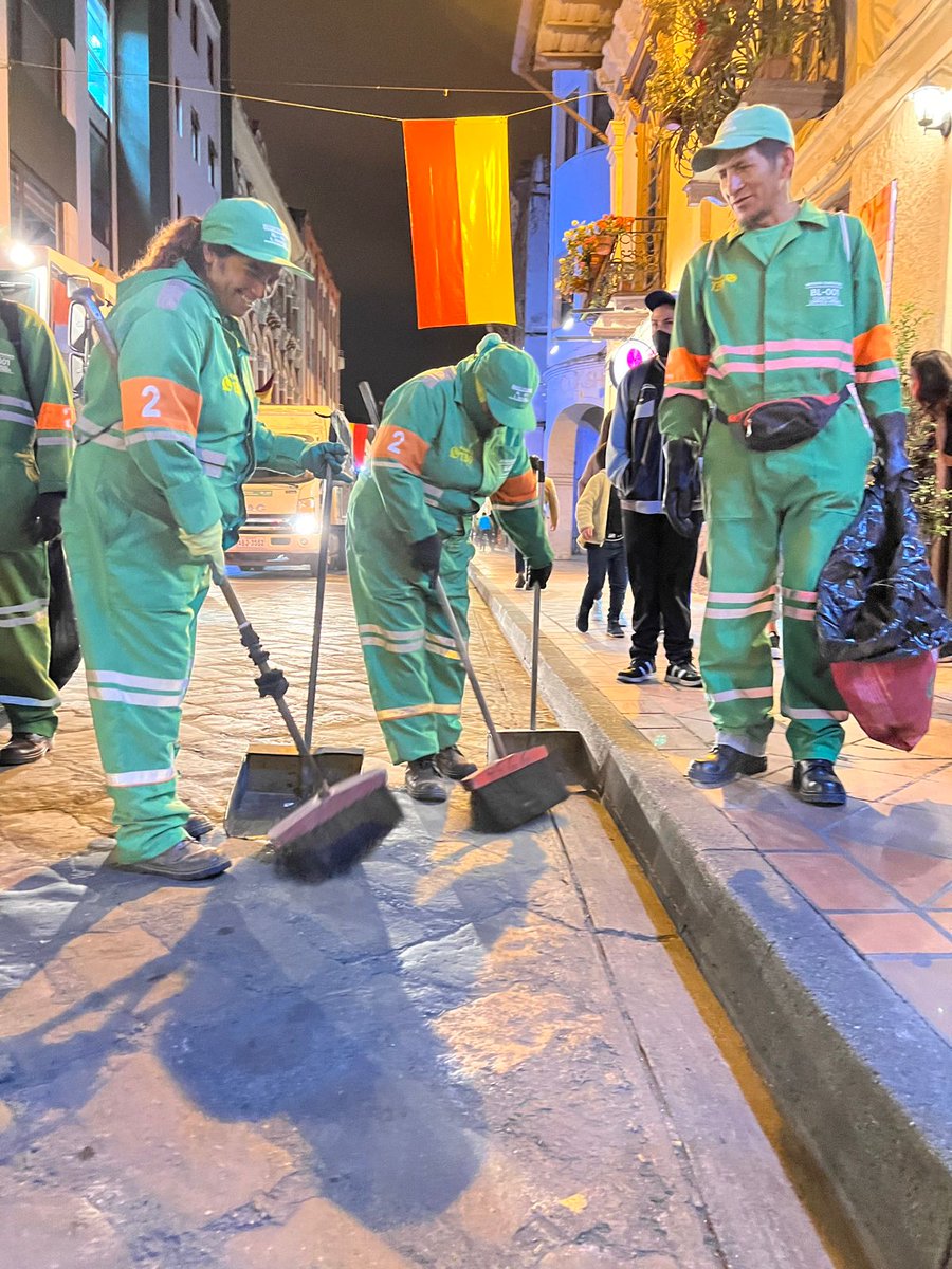emac_ep's tweet photo. Durante el desfile, nuestro contingente se activa una vez más, a fin de mantenerte un #CuencaChua, limpia, verde y saludable.

¡Que viva Cuenca!♥️💛 https://t.co/MSAoibkVG6