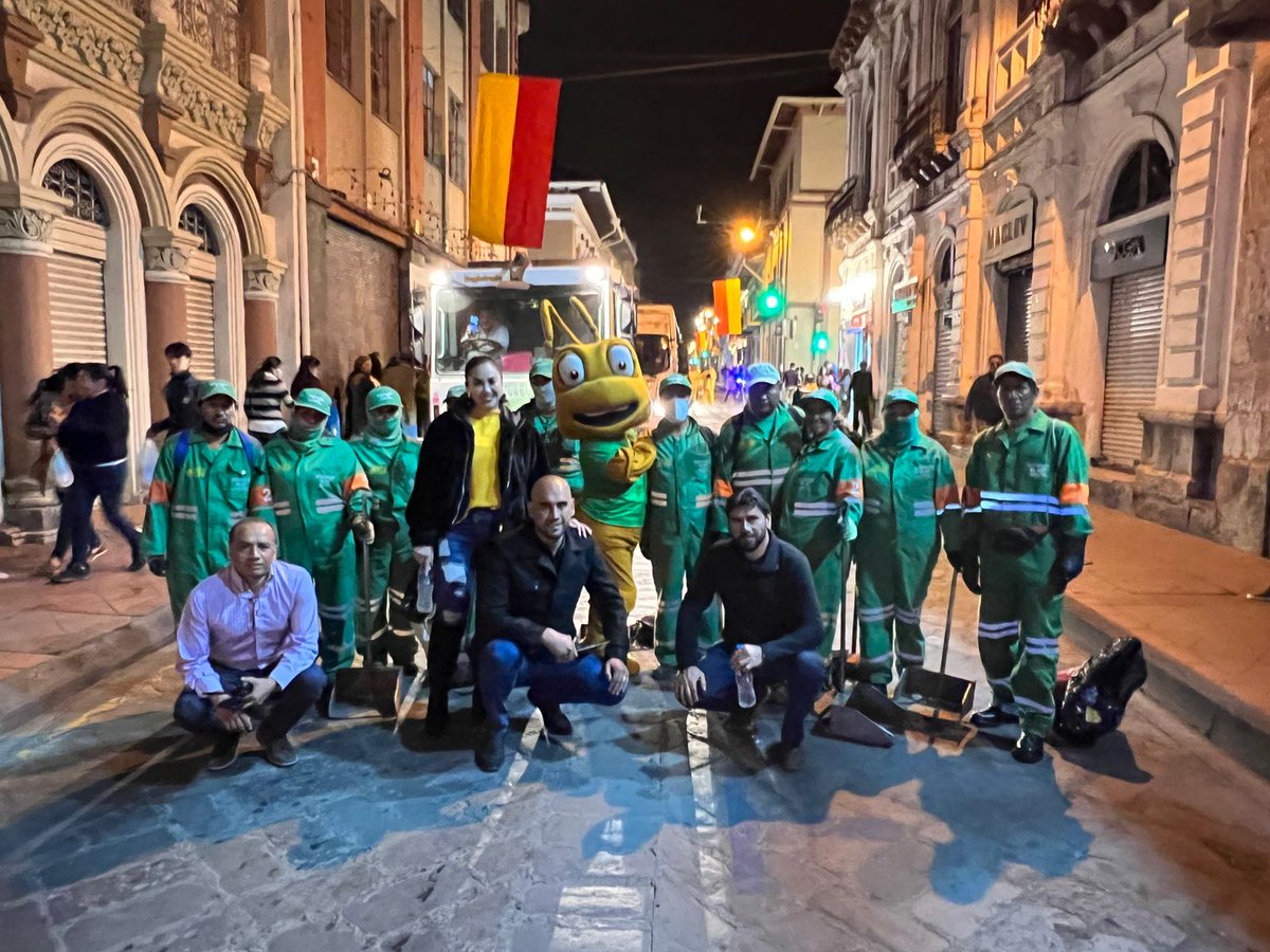 emac_ep's tweet photo. Durante el desfile, nuestro contingente se activa una vez más, a fin de mantenerte un #CuencaChua, limpia, verde y saludable.

¡Que viva Cuenca!♥️💛 https://t.co/MSAoibkVG6