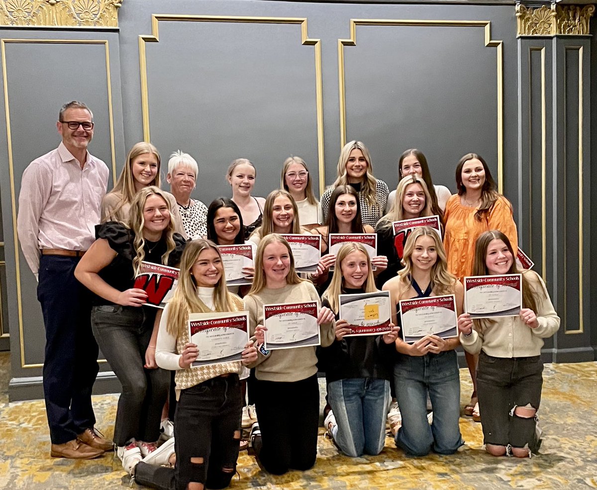 westside_golf's tweet photo. Great night celebrating a special group of girls! What these girls have created is special,  and it’s been an honor to coach them.  No goodbyes, just excitement about our future ❤️❤️#rollside. https://t.co/4jqcZNsZUW