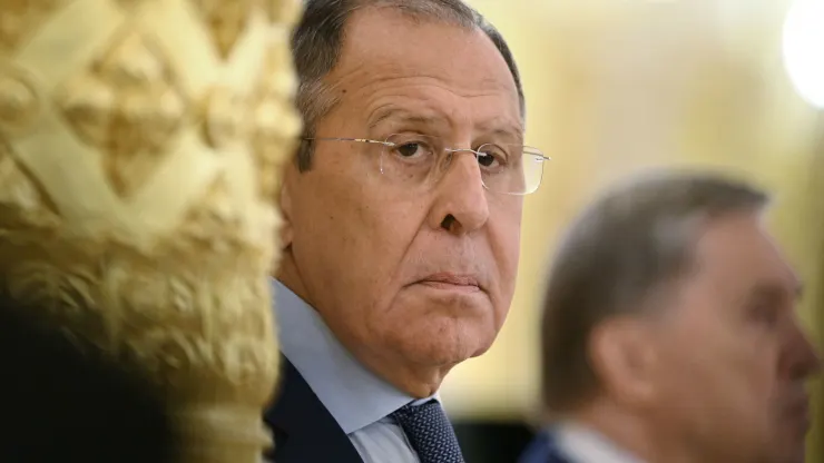 (9) รมต ต่างประเทศของรัสเซีย Lavrov ออกมาบอกว่า ต่อให้ตะวันตกพยายามทำให้เศรษฐกิจรัสเซียล่มสลายแค่ไหนก็ตาม ก็จะไม่สำเร็จ เศรษฐกิจรัสเซียแข็งแรง และรัสเซียมีเพื่อนมากมาย โดยเฉพาะเอเชีย ตะวันออกกลาง แอฟริกา และลาตินอเมริกา รัสเซีย ไม่เคยตัดสัมพันธ์กับใคร และเราให้ประโยชน์กับมิตรเสมอ