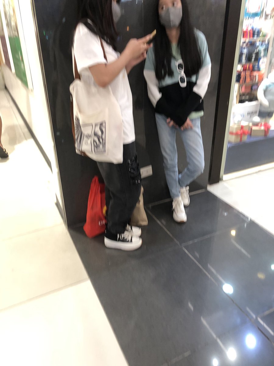 fjsjddpalagi's tweet photo. to ate girl na nakita ko sa sm taytay kahapon, nakakainggit po kayo sana di niyo nalang ginamit HAHAHAHAHAHAH https://t.co/Y9oPt0nFdw
