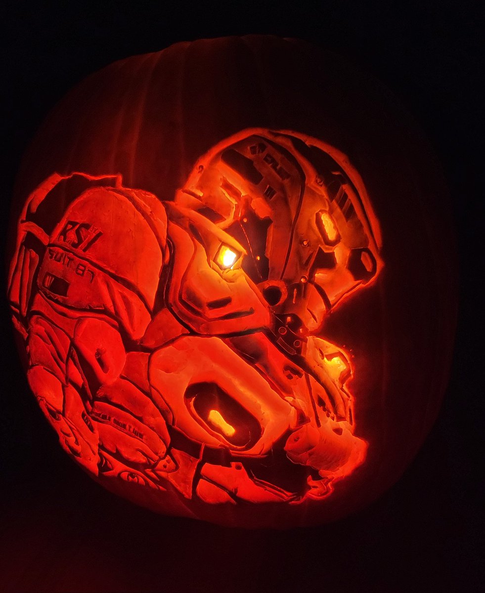 DeigenMustard's tweet photo. My pumpkin carving of the Pembroke Armor - RSI Sunburst Edition, or, as I like to call it: "The Pumpkin Suit". 

Credit for the awesome original photo goes to @Caliber10001 

#StarCitizen #DayOfTheVara2952 https://t.co/7Z7F51GZ1L