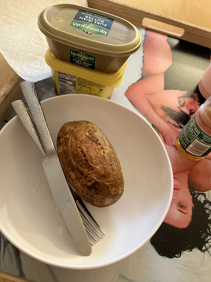 trishapaytas's tweet photo. Why do I crave a single baked potato every night for dinner ? 🥔 just a potato and butter. Dry. Nothing else. https://t.co/AiPHPa8rfu