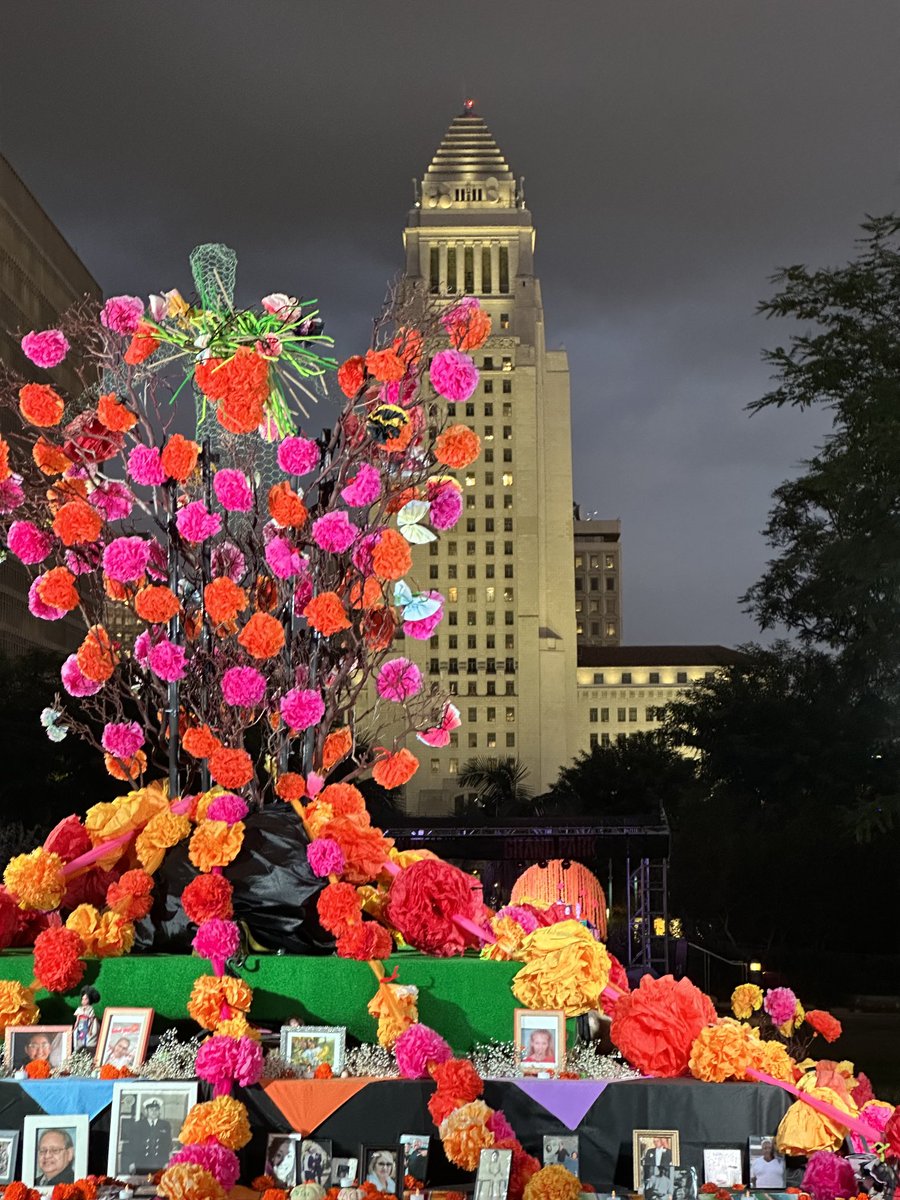 JonathanFernand's tweet photo. The dead were well represented. But where were all the living Angelenos!?!  DTLA https://t.co/Zvhkjf7RKZ