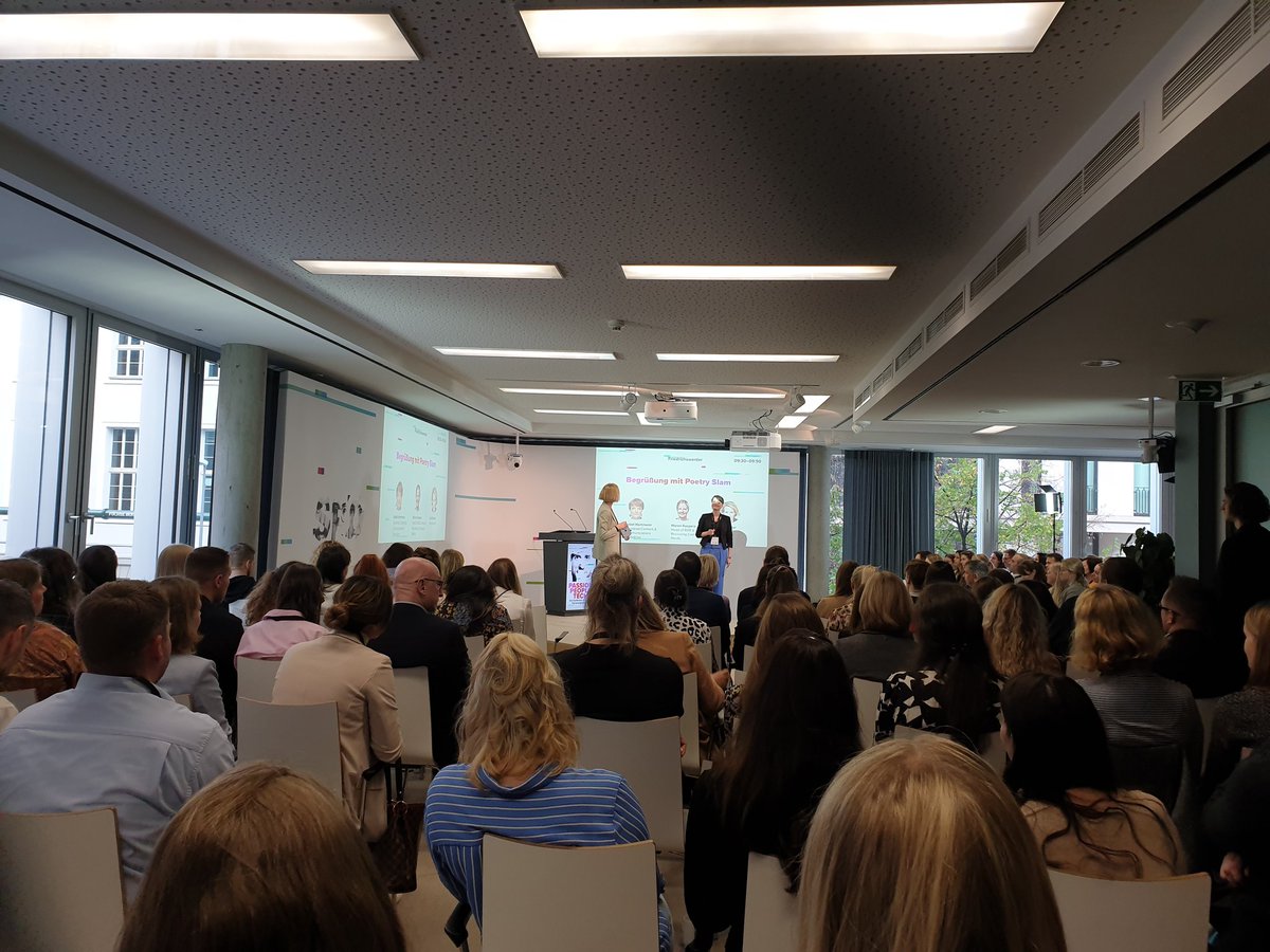 Endlich wieder live vor Ort: Die #SRD22 hat gestartet. Full- house hier im Quadriga-Forum - und online - zwei spannende Tage mit #recruiting und #sourcing content.