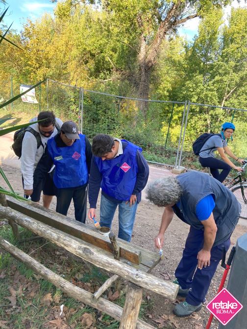Retake_Roma's tweet photo. Piccole autonomie per i nostri amici dell’Associazione Guscio di Noce Aps, nelle attività di manutenzione delle panchine lungo la pista ciclabile. La cura dei luoghi di aggregazione come volano per l’inclusione sociale. #retakesolidale” https://t.co/ZLGAMlWoon