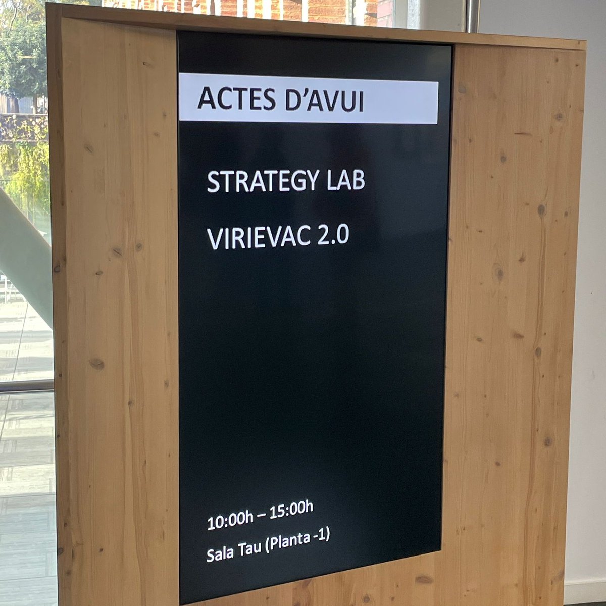 IrsiCaixa's tweet photo. 🎯 Identificar obstacles i oportunitats, definir una visió compartida i millorar el model organitzatiu.

Són alguns dels aspectes treballats pel grup @VIRIEVAC d'#IrsiCaixa en una sessió estratègica organitzada pel #LivingLabIrsiCaixa, en el marc del #CaixaResearchLivingLab. https://t.co/Loyy6J6y8U