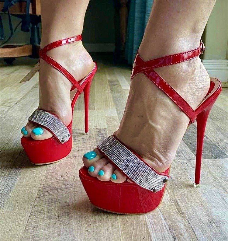 High Heels tweet media