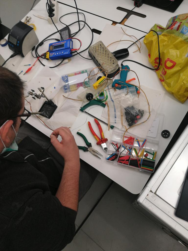 So sieht es aus, wenn unser #PIKSL  Experte Björn am tüfteln ist. Zuerst wurde ein VW Bus mit dem 3D Drucker gedruckt und jetzt verkabelt er diesen mit Leuchtmitteln. Wir sind gespannt auf das Ergebnis! 🚀