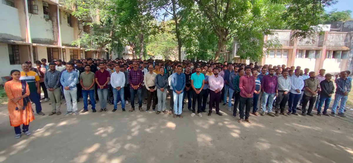 rpbhatti's tweet photo. મોરબી કેબલ બ્રિજ દુર્ઘટનામાં નાગરિકોના દિવંગત આત્માઓને આદરના ચિહ્ન તરીકે આજે  જૂનાગઢ જિલ્લા આઈ.ટી.આઈ ખાતે દુર્ઘટનાના નાગરિકોના દિવંગત આત્માઓને શાંતિ મળે તે માટે પ્રાર્થનાસભાનું આયોજન કરવામાં આવ્યુ.
#gujarat_with_morbi @collectorjunag @DdoJunagadh @CMOGuj @PMOIndia @DETGujarat https://t.co/6kAEAamSCH