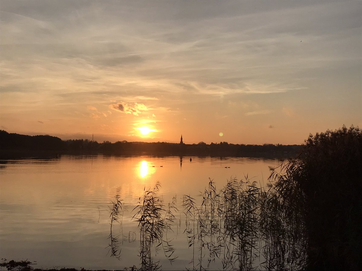 thtraut's tweet photo. Abendstimmung am Schwedt-See mit Blick auf Fürstenberg. Dreht man sich um 180 Grad, sieht man das Krematorium des Frauen-KZ Ravensbrück. Erschütternd! https://t.co/C4aUOxC5YA