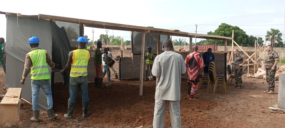 <a href="/XVerchere/">Xavier DE VERCHERE</a> <a href="/familledonbosco/">Famille de Don Bosco</a> <a href="/MISLOG_BANGUI/">MISSION LOGISTIQUE DE BANGUI</a> <a href="/FranceBangui/">La France à Bangui</a> <a href="/AFD_France/">Agence Française de #Développement (AFD) 🇫🇷 🇪🇺</a> @VasseurDenis3 
Préparation de la cérémonie de la Première Pierre à Don Bosco Damala à Bangui, avec les plus hautes autorités de l'Etat de la République Centrafricaine, et les représentants de la France.