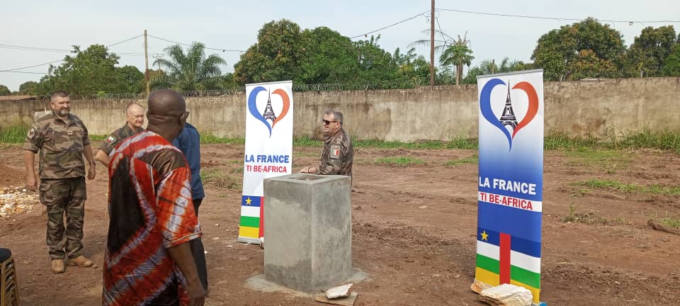 DavidCrepy's tweet photo. @XVerchere @familledonbosco @MISLOG_BANGUI @FranceBangui @AFD_France @VasseurDenis3 
Préparation de la cérémonie de la Première Pierre à Don Bosco Damala à Bangui, avec les plus hautes autorités de l'Etat de la République Centrafricaine, et les représentants de la France. https://t.co/XgOID37aop