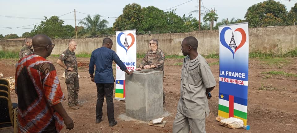 DavidCrepy's tweet photo. @XVerchere @familledonbosco @MISLOG_BANGUI @FranceBangui @AFD_France @VasseurDenis3 
Préparation de la cérémonie de la Première Pierre à Don Bosco Damala à Bangui, avec les plus hautes autorités de l'Etat de la République Centrafricaine, et les représentants de la France. https://t.co/XgOID37aop