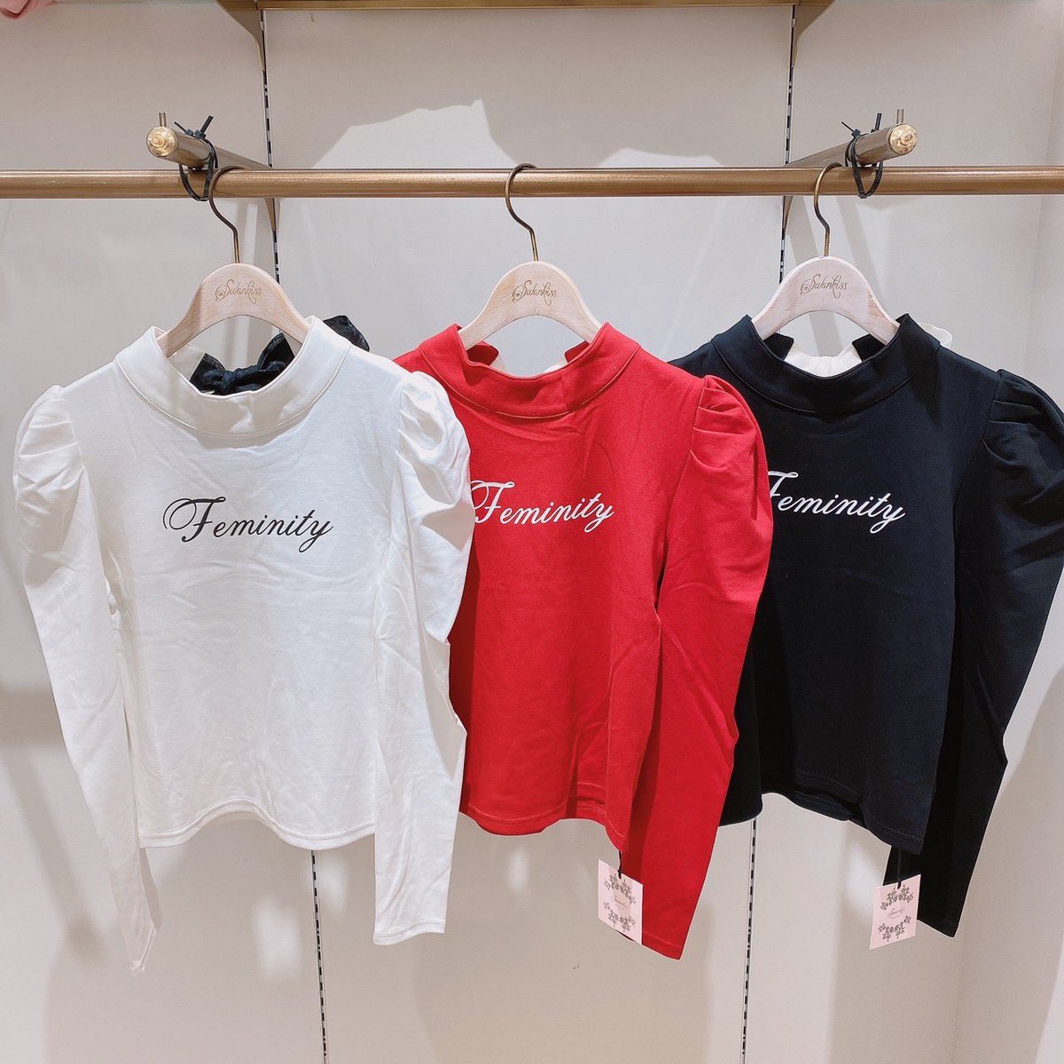 Swankiss_nagoya's tweet photo. 🎀11月5日発売🎀

feminity logo T
color♡WHT/RED/BLK
price♡¥7,150(税込)

夏に大人気だったカットTが
冬バージョンになって登場⛄️💗

袖山のタックギャザーがふんわりと
可愛らしい1枚です😍

 #Swankiss名古屋PARCO店 https://t.co/s38AcIx7hE