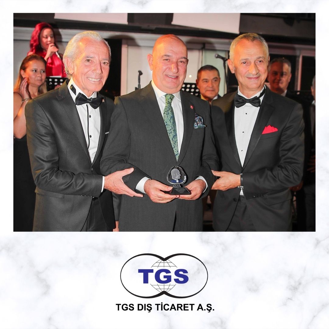 tgsdisticaret's tweet photo. Ege Giyim Sanayicileri Derneği’nin (EGSD) Cumhuriyet Bayramı ve 30. kuruluş yıldönümü kutlamasında plaketimizi Yönetim Kurulu Başkanımız Ali Tanrıverdi, EGSD Başkanı Hayati Ertuğrul ile EGSD eski başkanlarından Sabri Ünlütürk’ün elinden aldı.
#tgsdışticaret #egsd https://t.co/nEPO0nnNbn