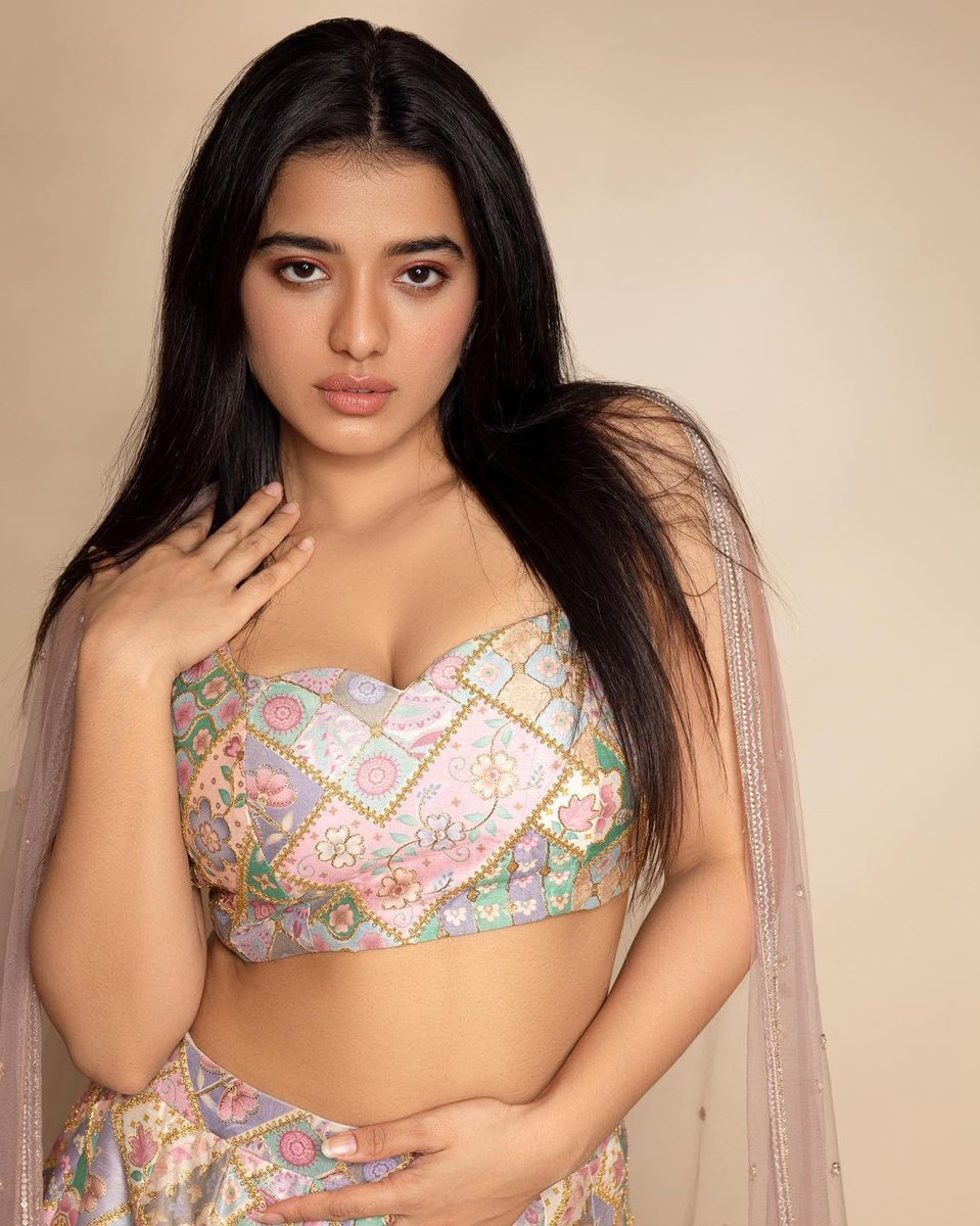 _chaoticbeing_'s tweet photo. Sizzling #KetikaSharma 🥵 https://t.co/dj2fmOCYL2