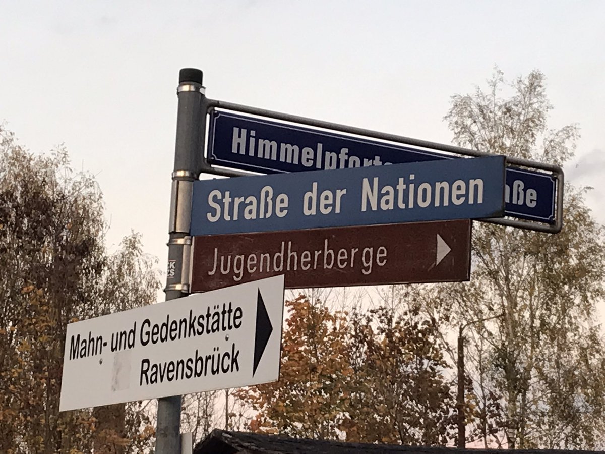 thtraut's tweet photo. Ich wusste nicht, dass Himmelpforten, der Ort, an den zahllose Kinder Briefe ans Christkind bzw. den Nikolaus schreiben, um ihre Weihnachtswünsche mitzuteilen, unweit des ehemaligen Frauen-KZ Ravensbrück liegt. Erschütternd! https://t.co/DJEOWXOfNI