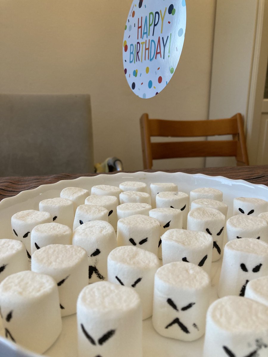 ralf_be_frank's tweet photo. Marshmallow-Sturmtruppen bereit für den Star Wars-Kindergeburtstag https://t.co/V10hPV0lZ9