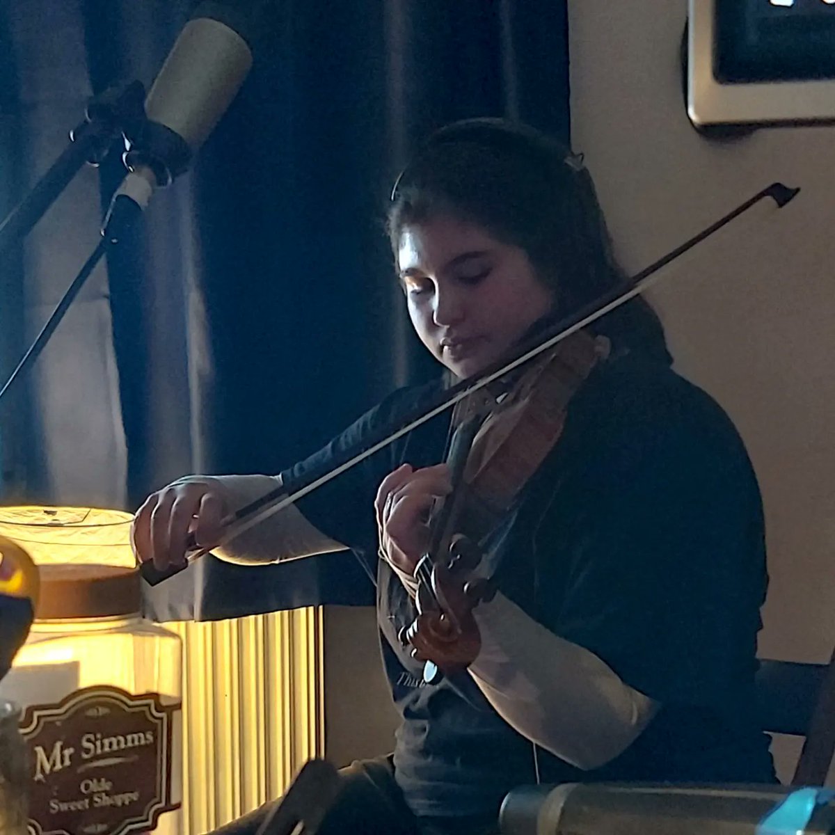 Grranfalloon's tweet photo. My latest Making Of... article is up on my songwriting blog and features 'Please Write Responsibly' from the new album Calendar 🌖
Find it on https://t.co/SkNLRd85wb 👉
#makingof #behindthealbum #granfalloon #granfalloonmusic
#metanarrative #violin #banjo #songwriting https://t.co/pm7WkeAayo