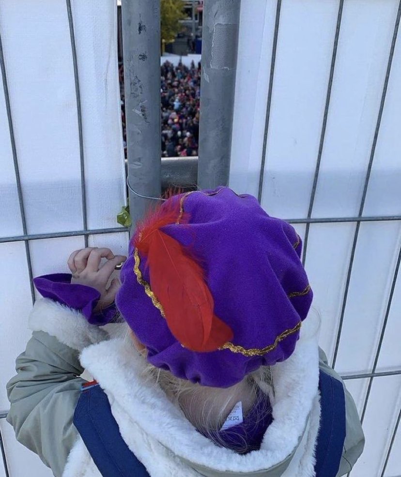 Er zijn vast veel politici, beleidsmakers, artsen en andere hitsers die dit beeld zo snel mogelijk willen vergeten: dit kind mocht niet naar de sinterklaasintocht omdat de ouders geen QR-code hadden.

Maar we mogen dit nooit vergeten. En de daders mogen hun straf niet ontlopen.