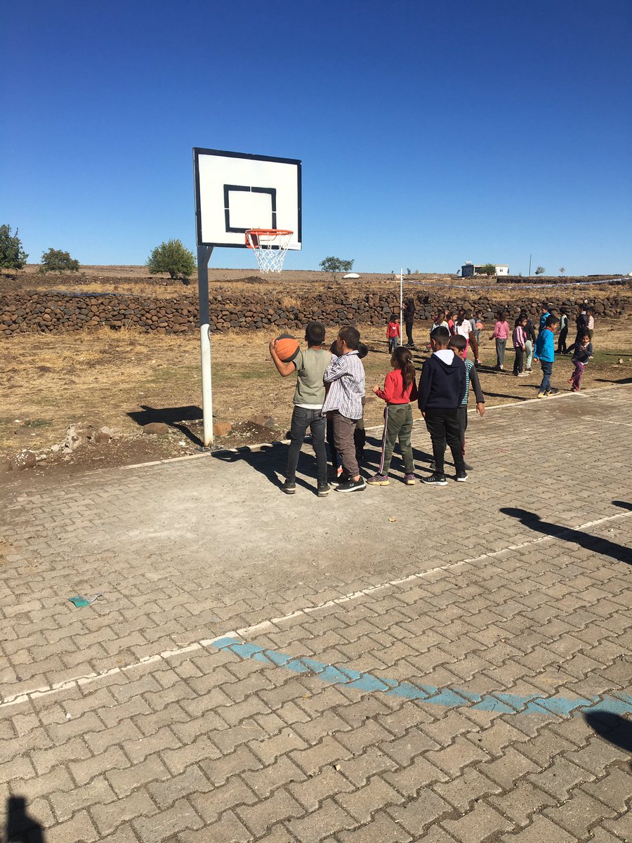 IoYukar's tweet photo. Okulumuzda basketbol potalarımız takıldı emeği geçenlere öğrencilerimiz adına teşekkür ederim emeği geçenlerin ellerine sağlık https://t.co/H6xFQIahCd