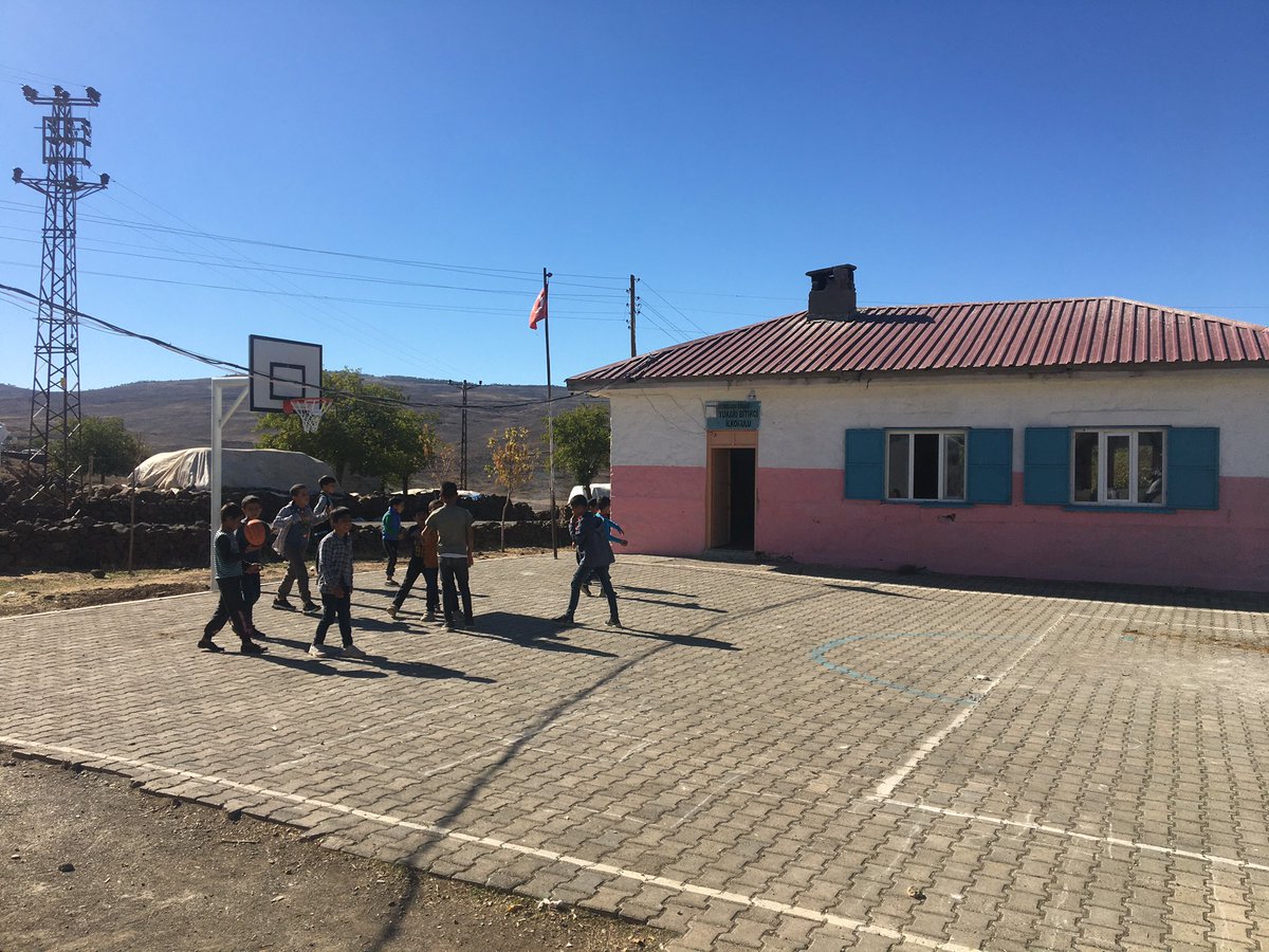 Okulumuzda basketbol potalarımız takıldı emeği geçenlere öğrencilerimiz adına teşekkür ederim emeği geçenlerin ellerine sağlık