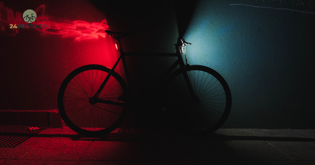 24bicycleTV's tweet photo. De dagen zijn weer korter dus vergeet je fietsverlichting niet aan te zetten! De @ANWB heeft hier wel een hele ludieke reminder voor bedacht:  https://t.co/RGMTAocz3J 

#anwb #fietsen #veiligheid #fietsverlichting #winter #zetjelichtaan https://t.co/t95r4RRtu7