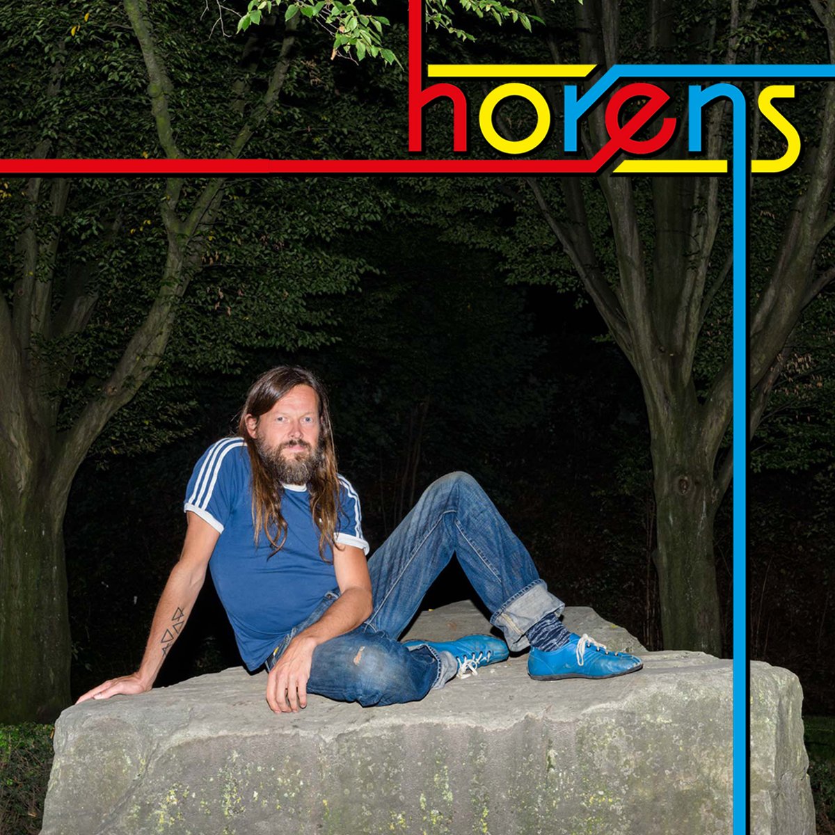 🔴 Wij zijn Horens. Wij maken geluid. 
🟡 Dit is Joost (1973): audiomaker, producer en natuurmens. Joost kan goed helikopteren. Houdt het graag helder. Dat is handig. Joost wil een podcast maken over de stilte. 🔵 horens.audio/#wie