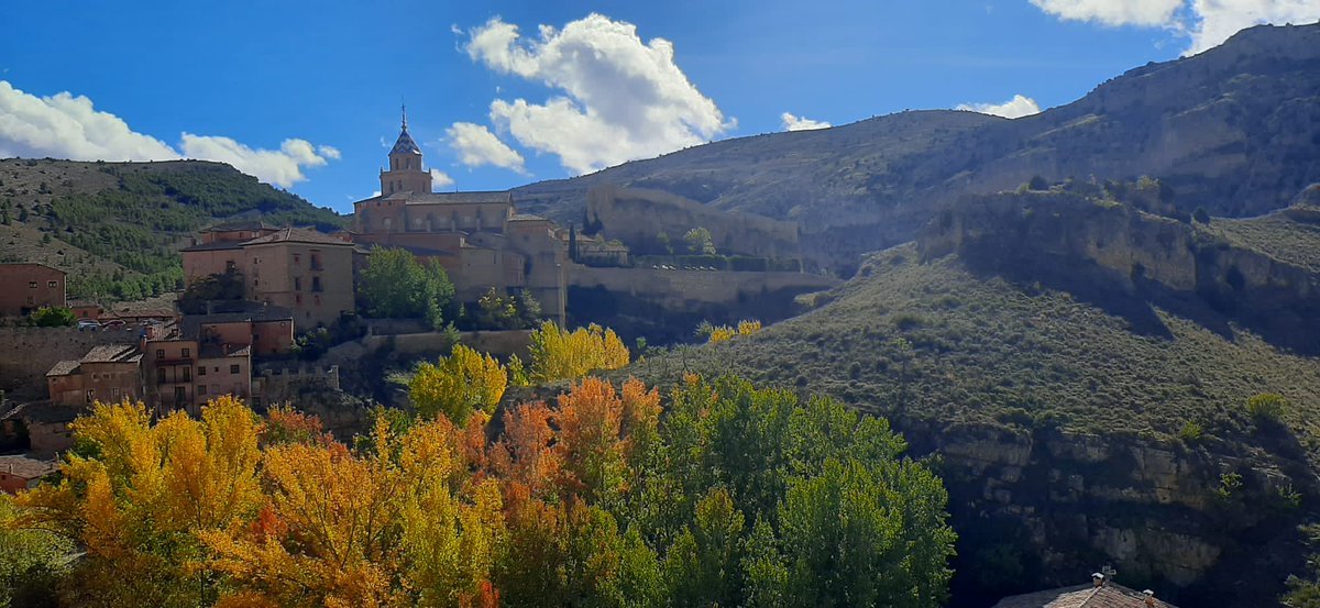 LoliLolisp's tweet photo. #Otoño por Albarracin.#44de52 @mongeleon https://t.co/g3XKB5XOAz