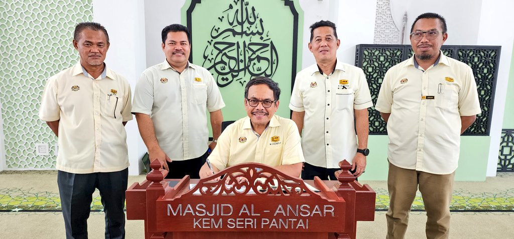 JKRTerengganu's tweet photo. Dato’ Seri KPKR @IrZulkefly &amp; Tn. Pengarah @IrHjMdridzwan diiringi pegawai2 kanan #JKRTerengganu seterusnya melawat Projek Membina Masjid Baru di Kem Seri Pantai 18 RAMD (PARA) Seberang Takir, Kuala Nerus. https://t.co/AJmyH3pwXz