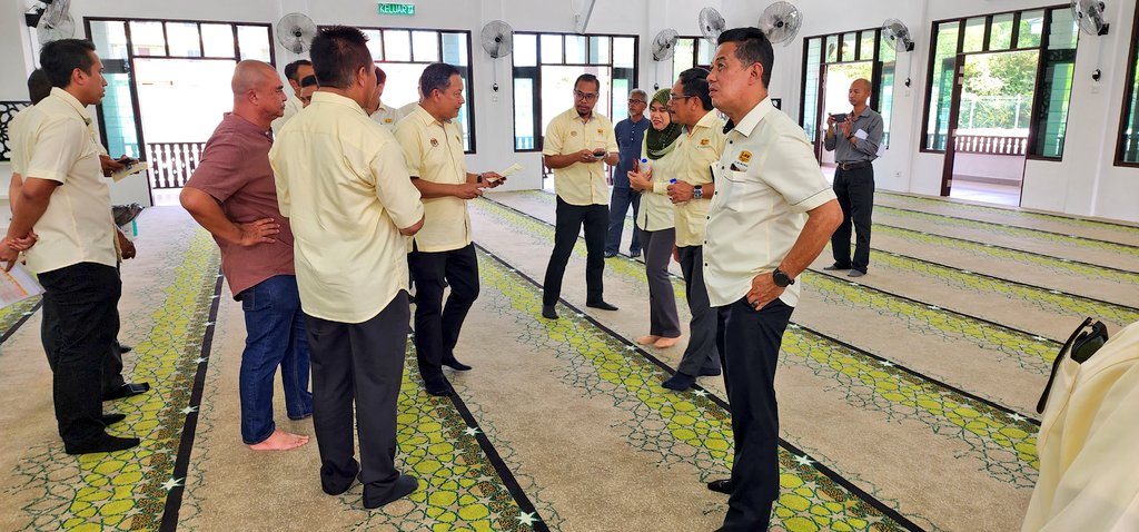 JKRTerengganu's tweet photo. Dato’ Seri KPKR @IrZulkefly &amp; Tn. Pengarah @IrHjMdridzwan diiringi pegawai2 kanan #JKRTerengganu seterusnya melawat Projek Membina Masjid Baru di Kem Seri Pantai 18 RAMD (PARA) Seberang Takir, Kuala Nerus. https://t.co/AJmyH3pwXz