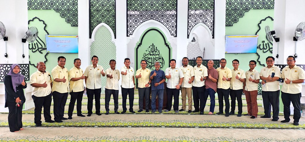 Dato’ Seri KPKR <a href="/IrZulkefly/">Mohd Zulkefly S</a> &amp; Tn. Pengarah <a href="/IrHjMdridzwan/">IrHjMdridzwan</a> diiringi pegawai2 kanan #JKRTerengganu seterusnya melawat Projek Membina Masjid Baru di Kem Seri Pantai 18 RAMD (PARA) Seberang Takir, Kuala Nerus.