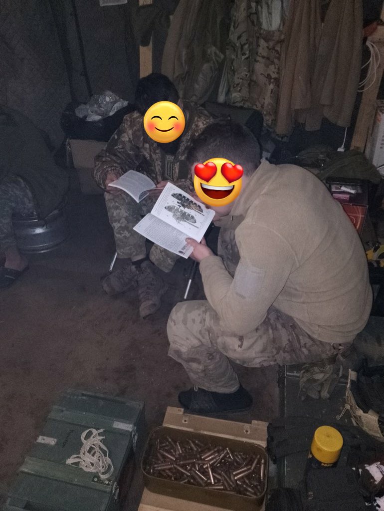 Потроху, помаленьку, але банка наповнюється 👍
Партію з 800 довідників вже отримали і розкидають по всьому полку, і вже є перші фото