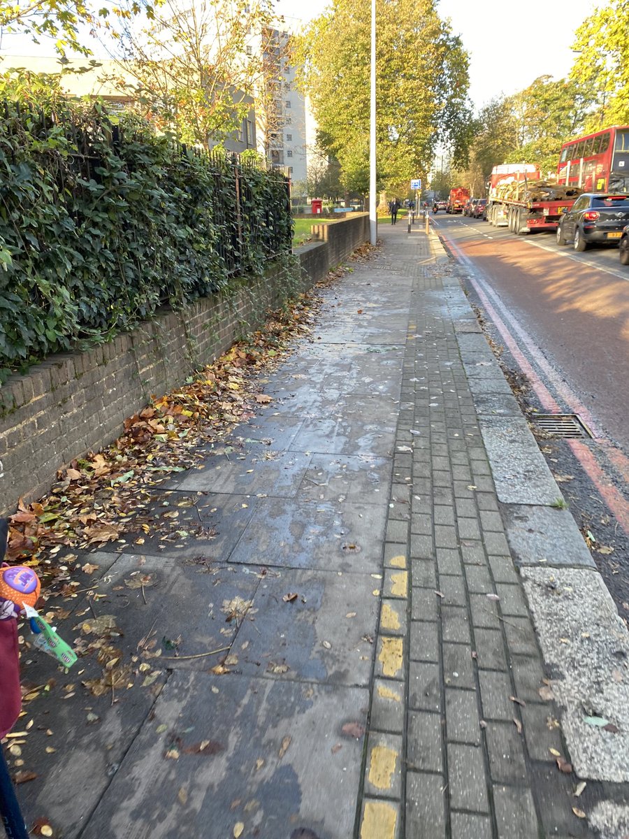 ElmasSuzan's tweet photo. #lewishamcouncil #royalboroughofgreenwich clean up your streets!! https://t.co/7cLmTWFOTv