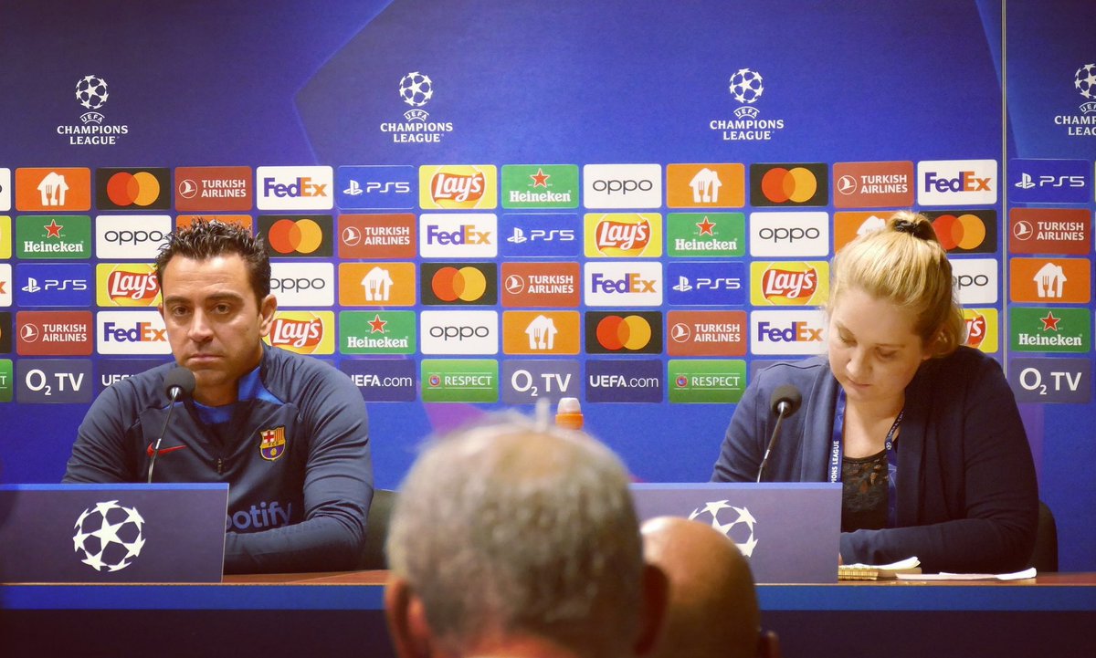 BeckyMercuryR's tweet photo. Jaké to je, když metr od vás sedí geniální fotbalista, kterého zbožňujete od prvního pobytu v Barceloně roku 2009, a vy musíte zachovat profesionalitu? 💙❤️ #footballinterpreter #ChampionsLeague #FCB #Barça https://t.co/JsUeU5penE