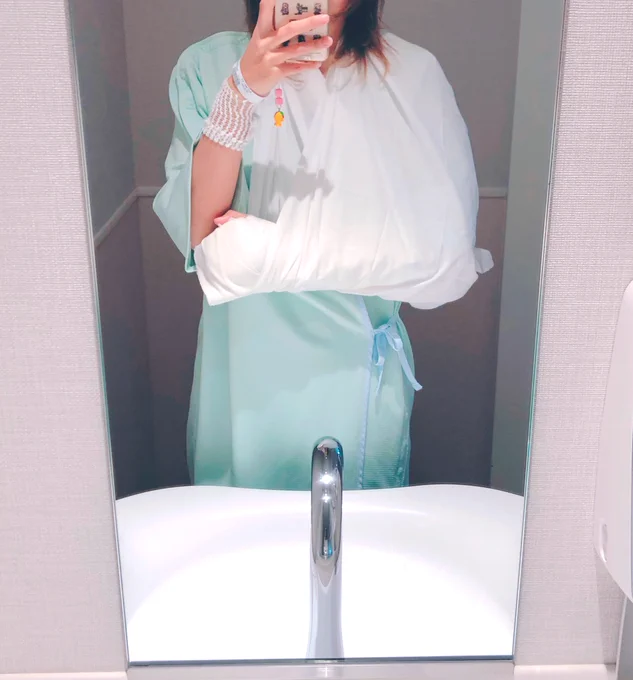手術終わりました!思っていたよりも掌を広範囲に切ったみたいでガチガチにカードされてます昨日は応援のコメントありがとうございました#腱断裂 #腱剥離 