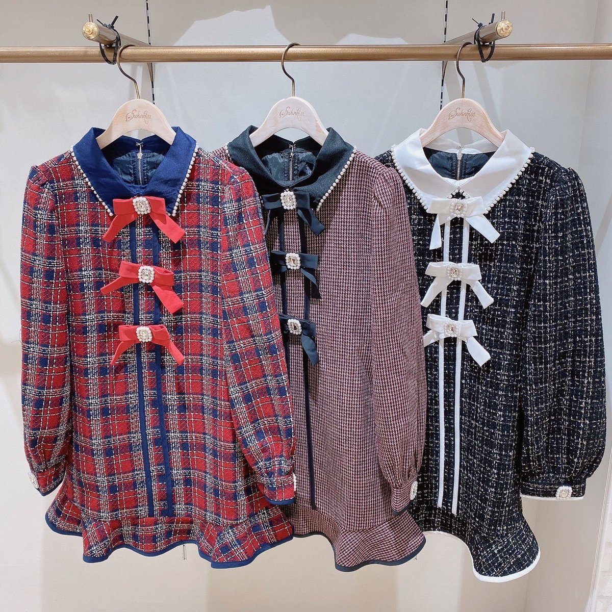 Swankiss_nagoya's tweet photo. 🎄11月5日発売🎄

Xmas tweed O/P
color♡NVY/PNK/BLK
price♡¥14,300(税込)

異なった柄のツイード生地が
どの色も可愛らしいアイテムです❤️

3連リボンがSwankissらしいデザインです🤍
クリスマスデートにもぴったりのワンピース🎅

 #Swankiss名古屋PARCO店 https://t.co/uti0uXrfEt