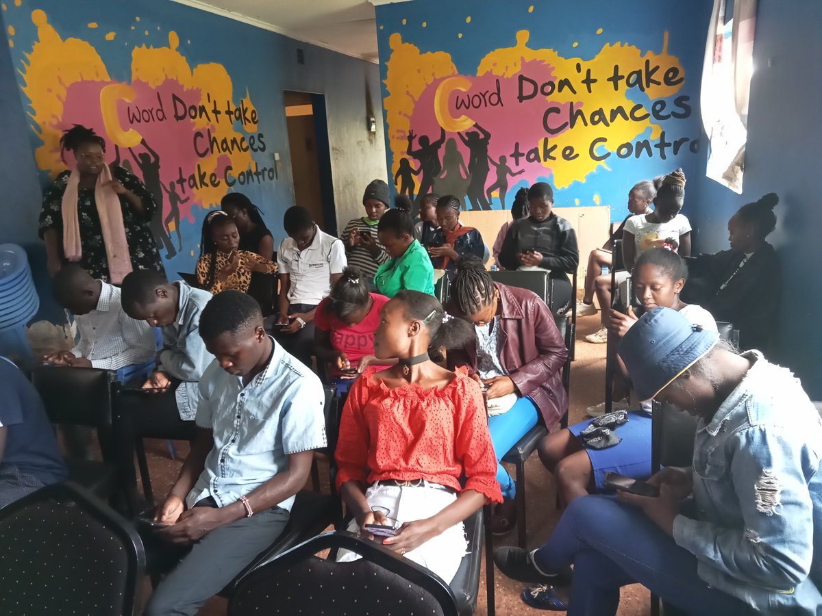 SASA_Afrika's tweet photo. Wueh!
Si leo nimejengwa mbaya mbaya!
Yani two full days of empowerment on;
#MisInformation
#MalInformation and
#disinformation 
Courtesy of @Maskani254 
#MaskaniKakamega https://t.co/vodamtl2Mb