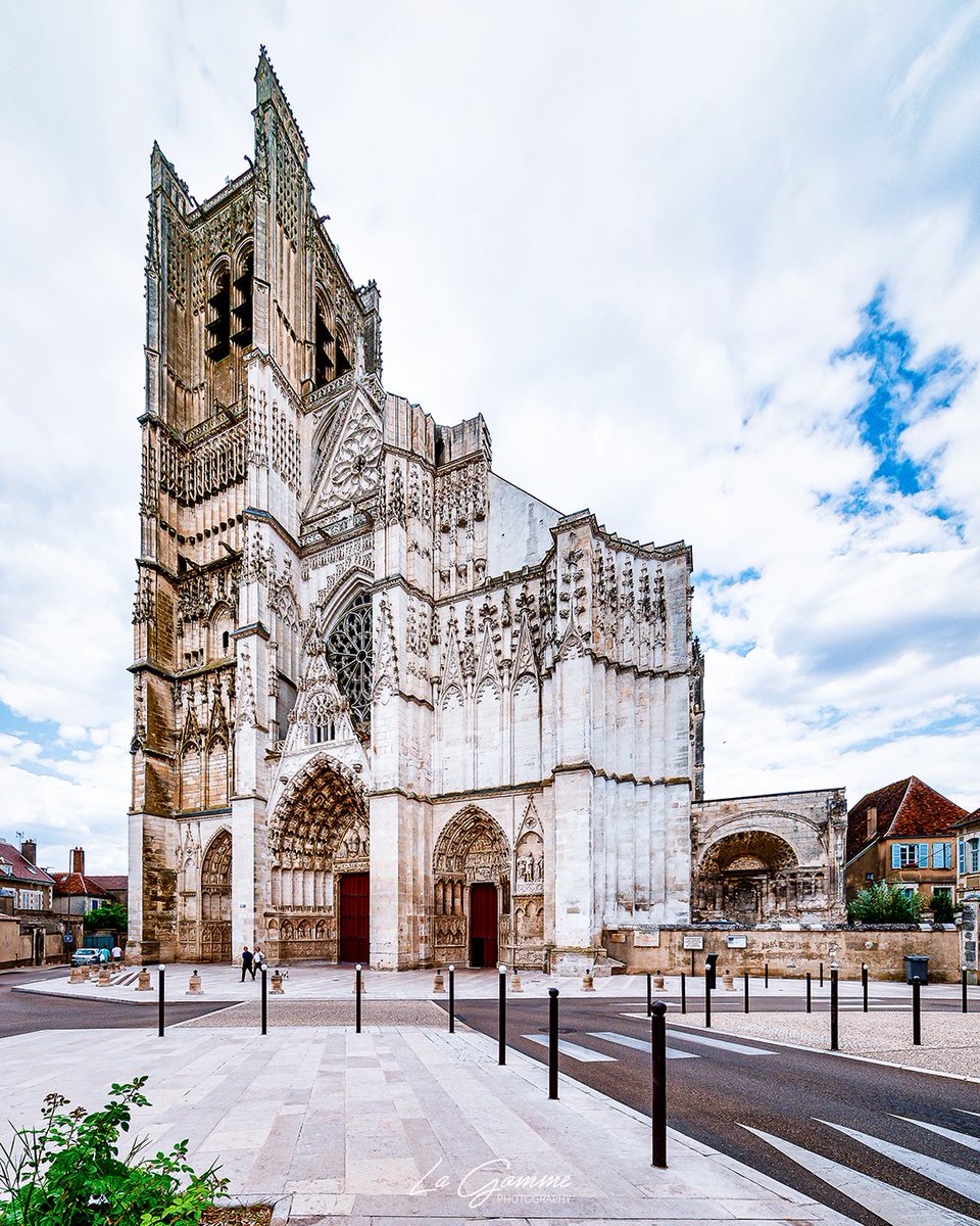 La cathédrale Saint Étienne d'Auxerre - France 
#Auxerre #bourgogne #yonne #burgundy #nikoneurope #nikonz6ii #photography #photo #photooftheday #photographie #Nikon