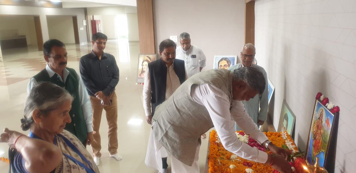 prahladspatel's tweet photo. आज भोपाल में विवेकानंद केंद्र द्वारा आयोजित 'युवा भारत नेतृत्व शिविर' में युवाओं से विचार साझा किये कि जीवन में आप जितने आगे बढ़ते जाएंगे उतना कठिन प्रश्नपत्र मिलेगा। @vkendra देश के युवाओं के चरित्र निर्माण और सर्वांगीण व्यक्तित्व विकास में जो भूमिका निभा रहा है, वह अतुलनीय है। https://t.co/MCyvlIQ4FD