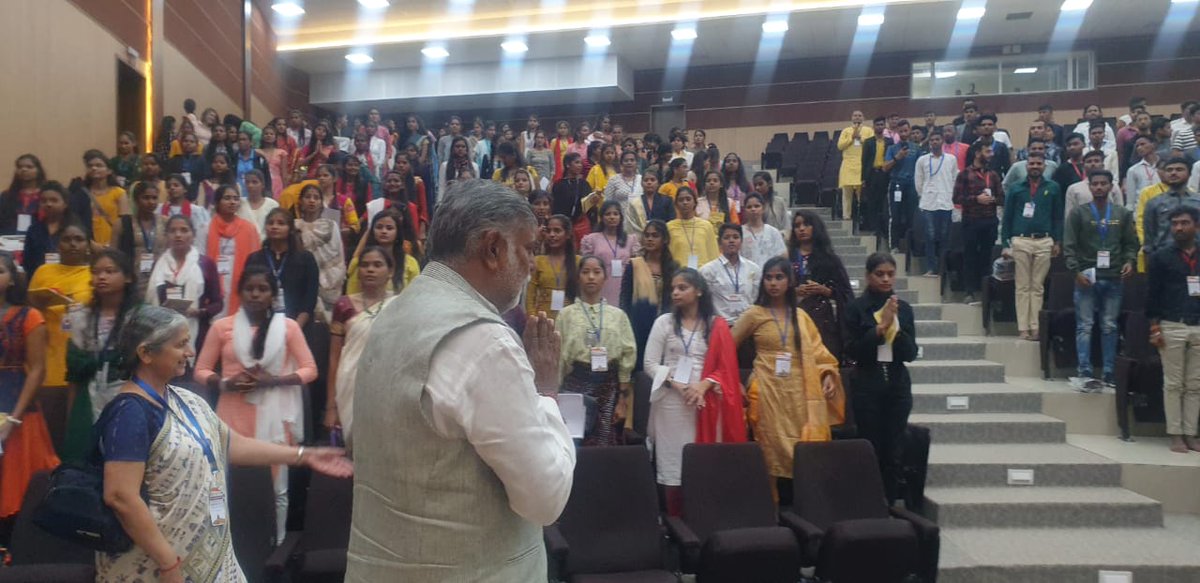 आज भोपाल में विवेकानंद केंद्र द्वारा आयोजित 'युवा भारत नेतृत्व शिविर' में युवाओं से विचार साझा किये कि जीवन में आप जितने आगे बढ़ते जाएंगे उतना कठिन प्रश्नपत्र मिलेगा। <a href="/vkendra/">Vivekananda Kendra 🇮🇳</a> देश के युवाओं के चरित्र निर्माण और सर्वांगीण व्यक्तित्व विकास में जो भूमिका निभा रहा है, वह अतुलनीय है।