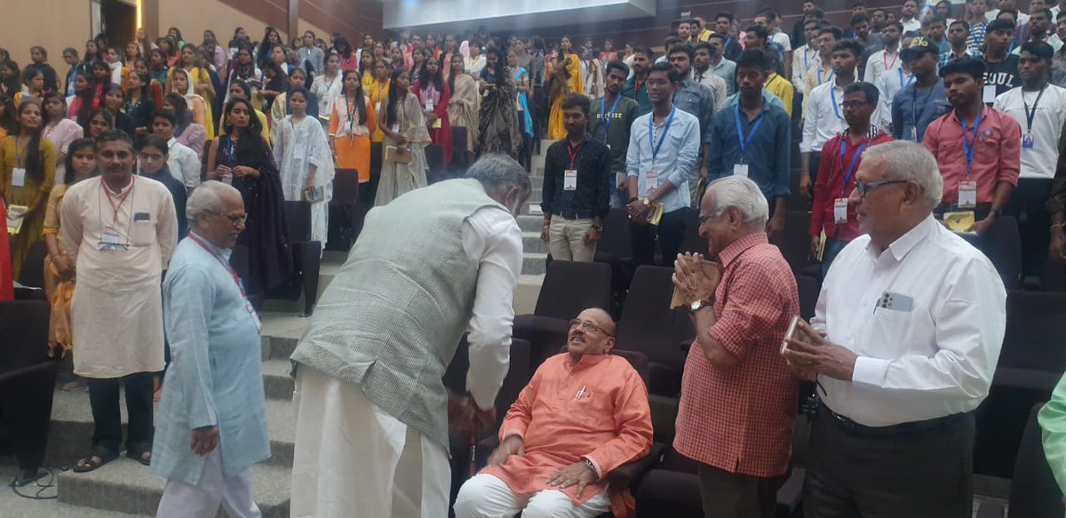 prahladspatel's tweet photo. आज भोपाल में विवेकानंद केंद्र द्वारा आयोजित 'युवा भारत नेतृत्व शिविर' में युवाओं से विचार साझा किये कि जीवन में आप जितने आगे बढ़ते जाएंगे उतना कठिन प्रश्नपत्र मिलेगा। @vkendra देश के युवाओं के चरित्र निर्माण और सर्वांगीण व्यक्तित्व विकास में जो भूमिका निभा रहा है, वह अतुलनीय है। https://t.co/MCyvlIQ4FD