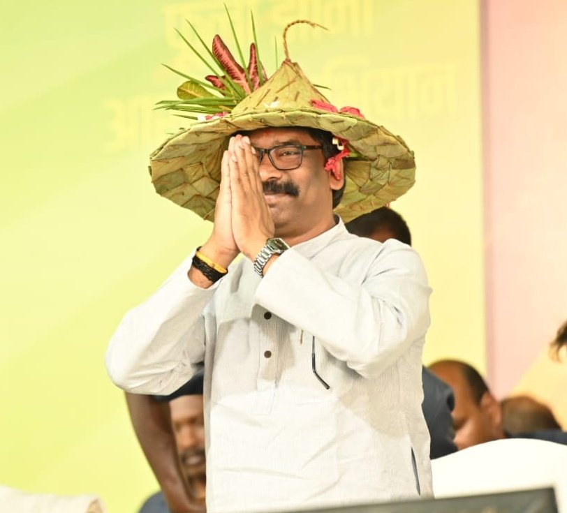 JharkhandCMO's tweet photo. सभी को मिले अधिकार... इसलिए आपकी सरकार फिर पहुंची आपके द्वार...
मुख्यमंत्री श्री @HemantSorenJMM #SarkarApkeDwar अभियान के तहत साहेबगंज में आयोजित कार्यक्रम में शामिल हुए। मुख्यमंत्री एवं अन्य ने दीप प्रज्वलित कर कार्यक्रम का शुभारंभ किया। 
@Alamgircongress 
@BhoktaSatyanand https://t.co/j0EwsZgM6o